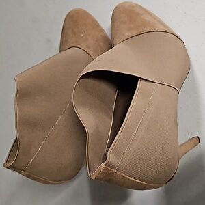 Jessica Simpson #NEESHA #JESSICASIMPSON tan 8 1/2 heels elastic